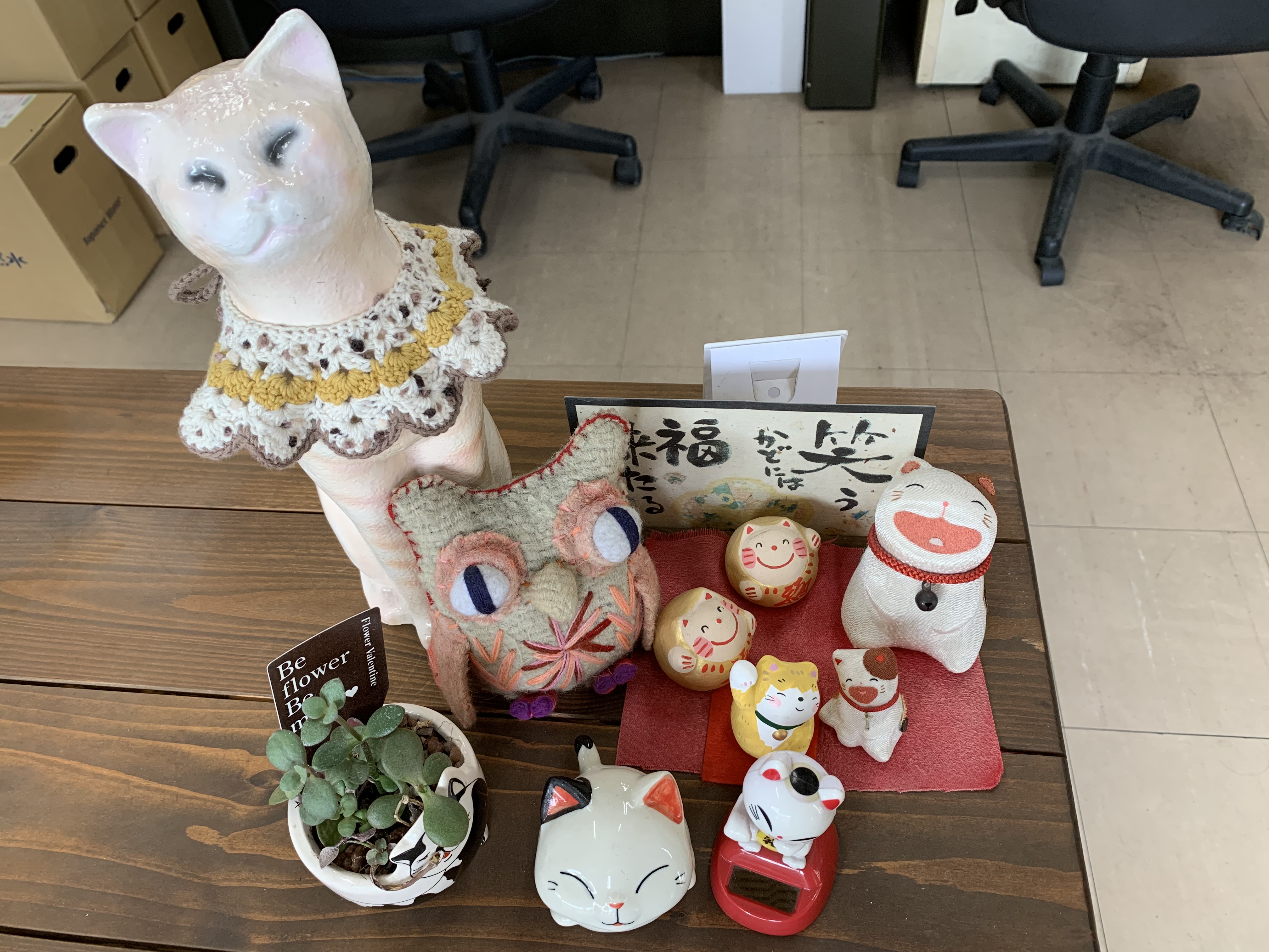 トカジ自動車の応接・待合席にある猫の置物の画像